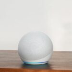 El Echo Dot destaca por su sonido potente y versatilidad en casa. echo-dot-altavoz-inteligente-blanco-2023-portada