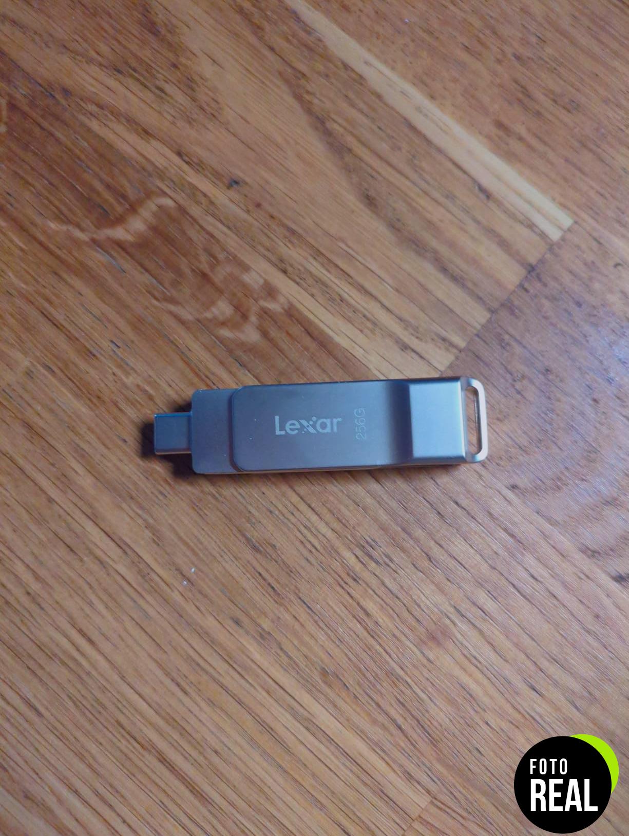 lexar-d40e-usb-128gb-flash-metal-giratorio-foto-3